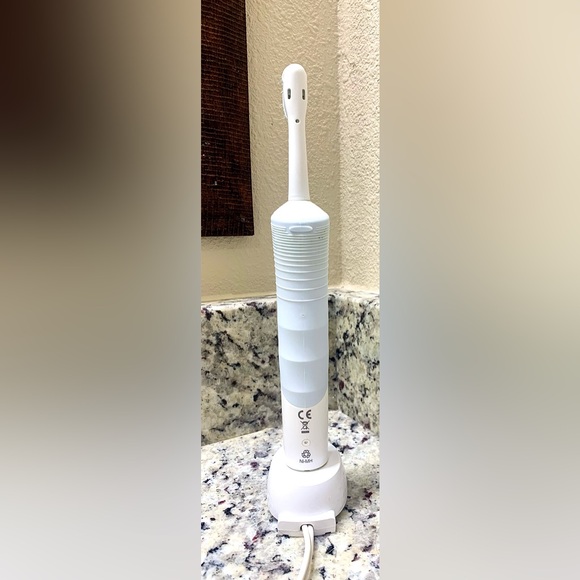 Oral B Electric Toothbrush & Charger - Picture 4 of 5